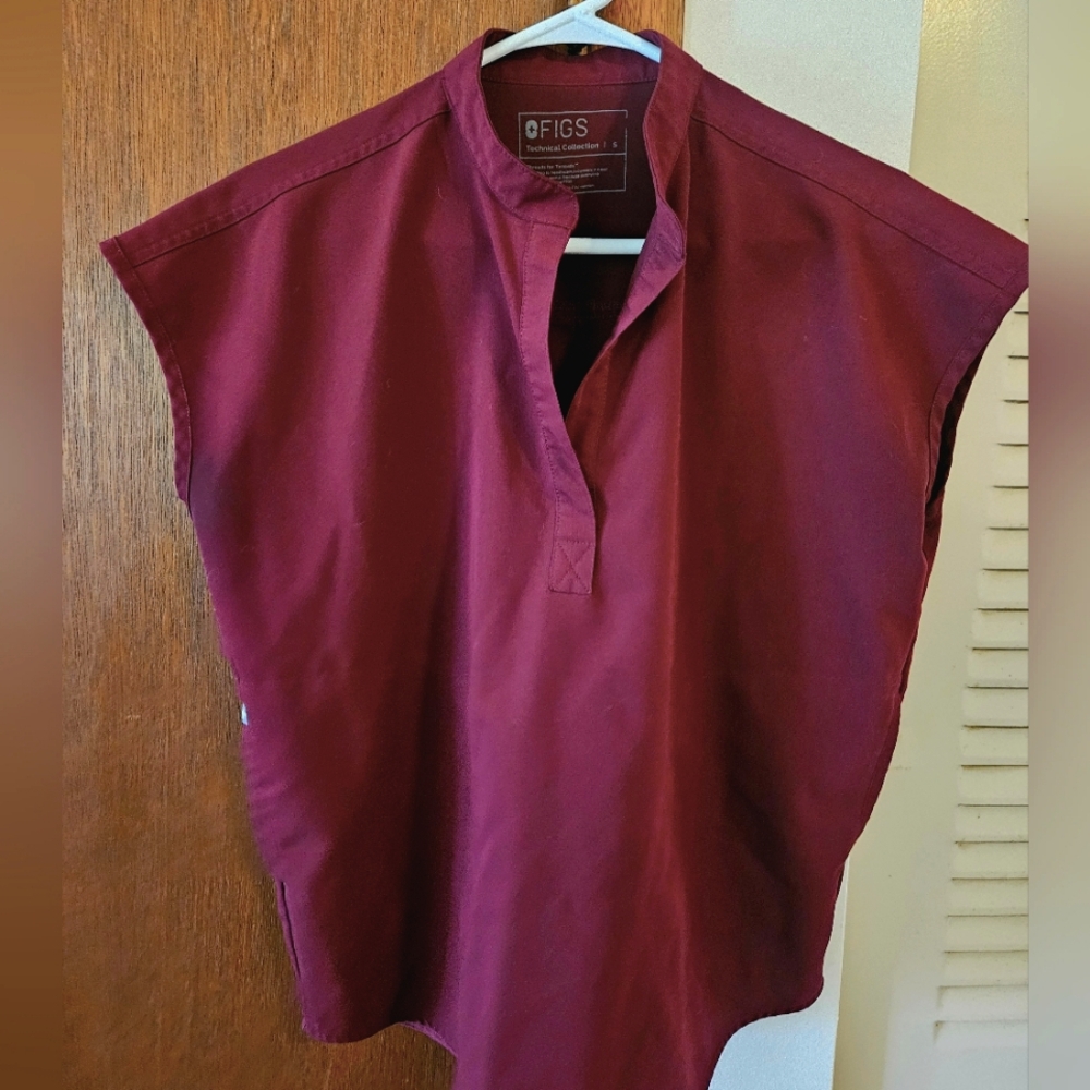 Burgundy Rafaela scrub top- S